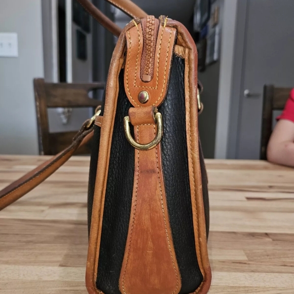 Dooney & Bourke Vintage 1984 All Weather Leather Navy and Brown Shoulder Bag - Picture 2 of 8